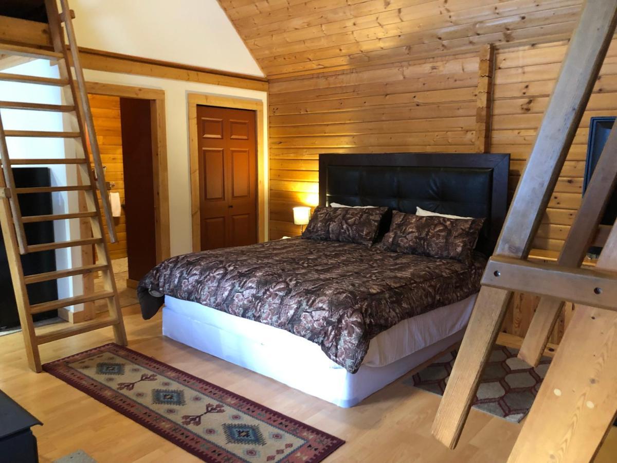 Camels Hump Guest Ranch Lumby Extérieur photo