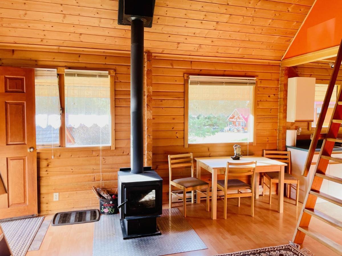 Camels Hump Guest Ranch Lumby Extérieur photo
