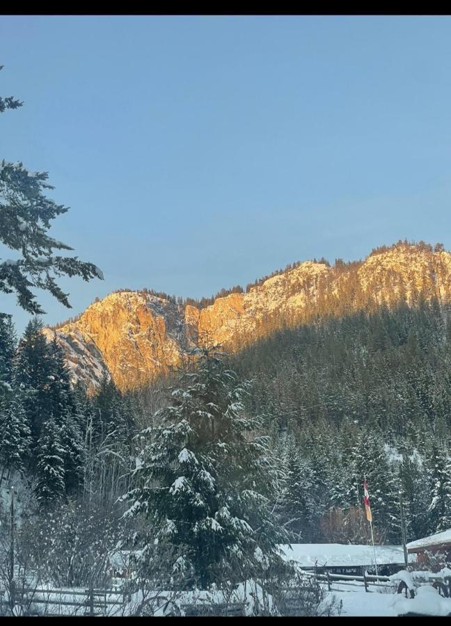 Camels Hump Guest Ranch Lumby Extérieur photo
