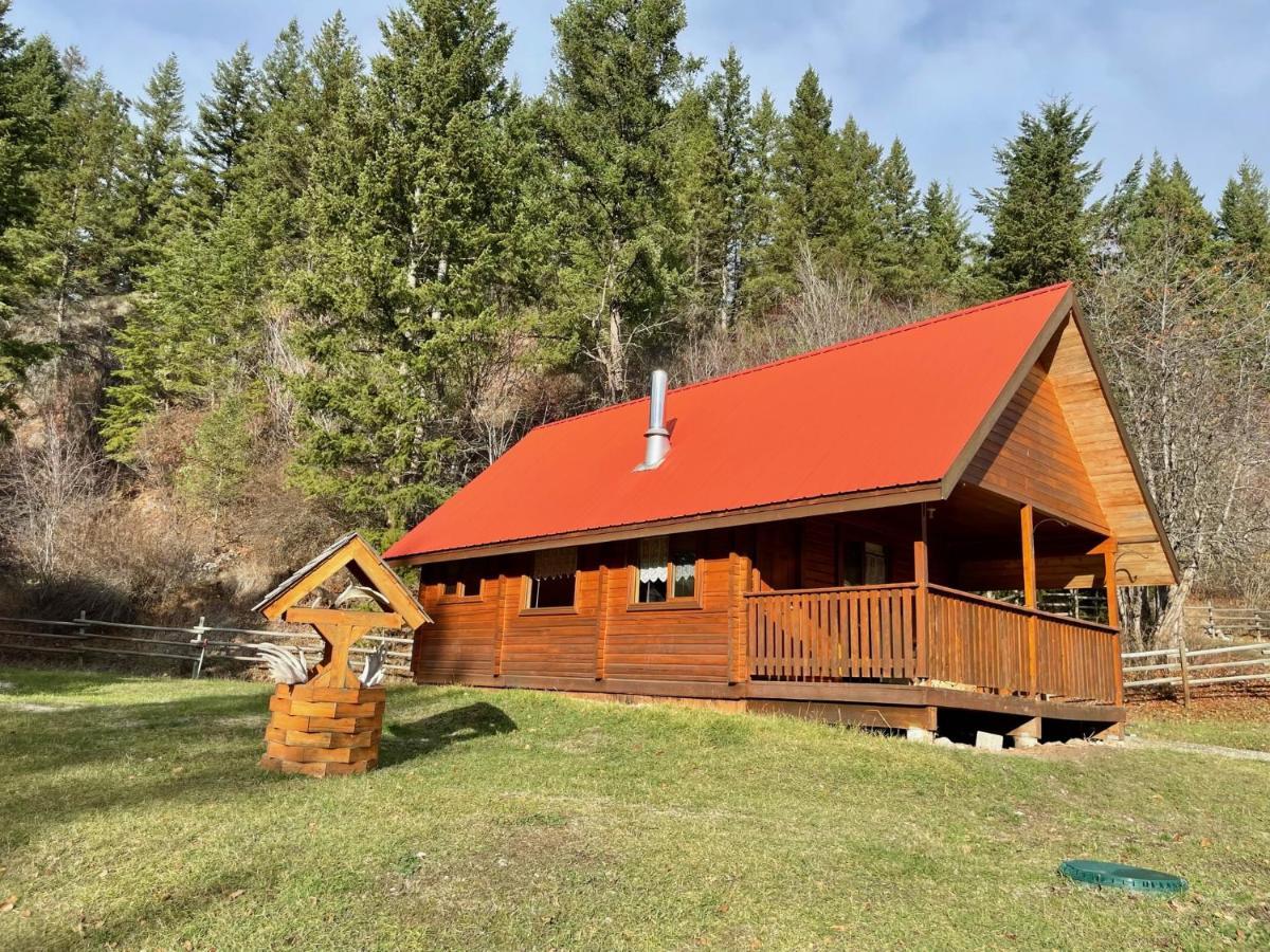Camels Hump Guest Ranch Lumby Extérieur photo