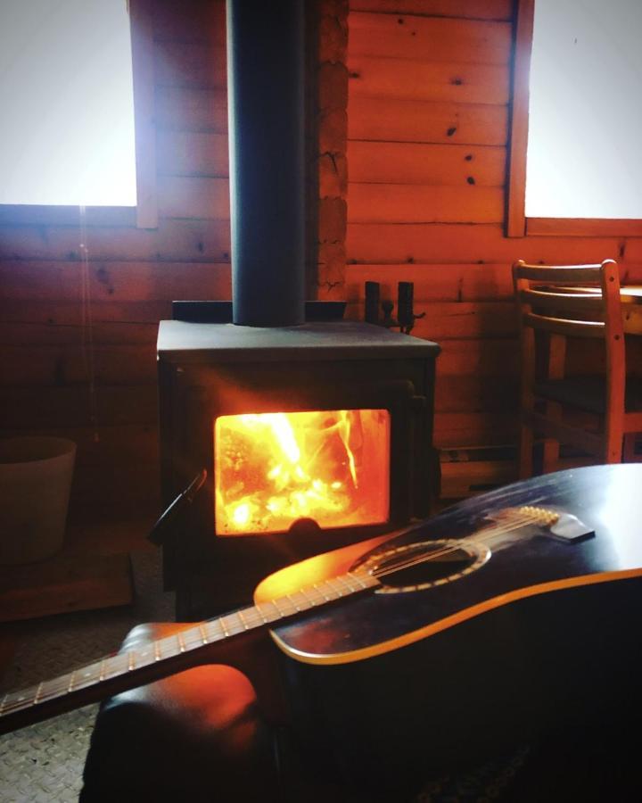 Camels Hump Guest Ranch Lumby Extérieur photo