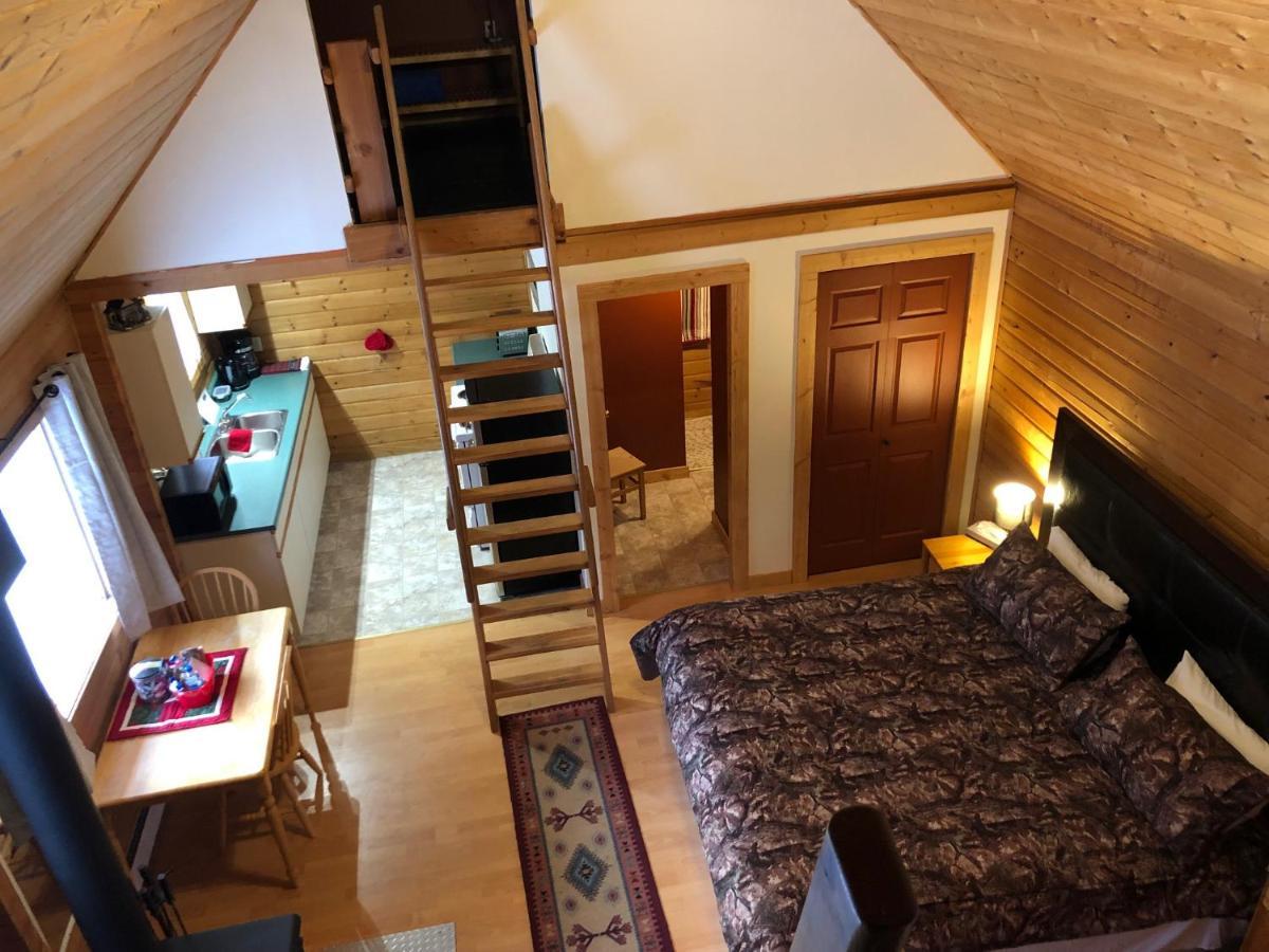 Camels Hump Guest Ranch Lumby Extérieur photo